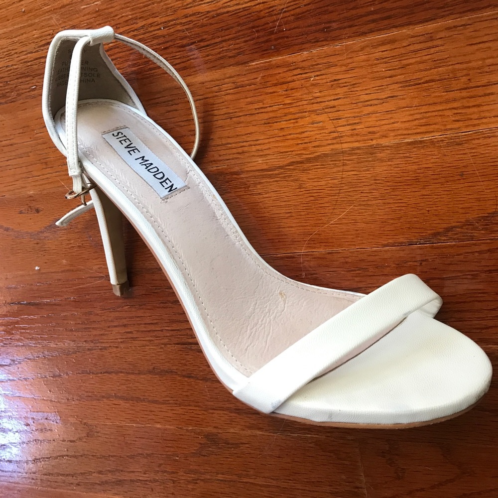 BEAUTIFUL WHITE STEVE MADDEN HEELS.